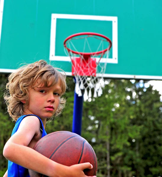 Jovem jogador na quadra de basquete — Fotografia de Stock
