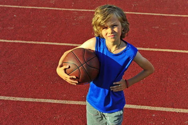 Портрет дитини з баскетболом — стокове фото