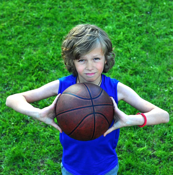 Mladý hráč s basketbal venku — Stock fotografie