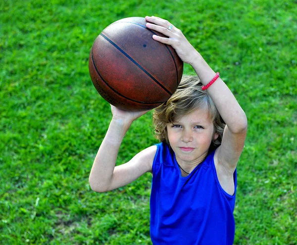 Joven jugador de baloncesto listo para hacer un disparo —  Fotos de Stock