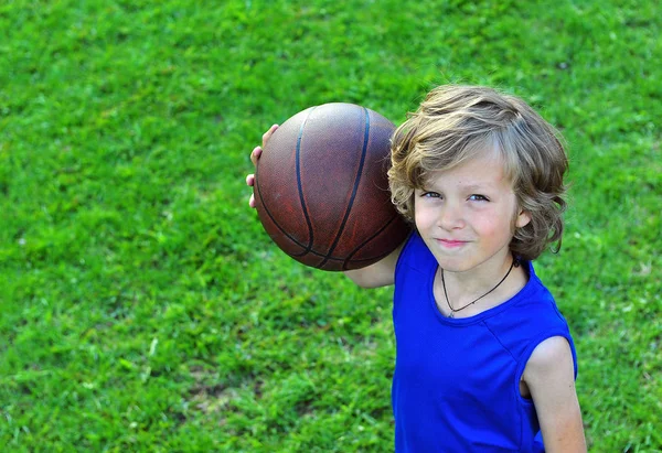 Vrolijke jonge speler met een basketbal — Stockfoto