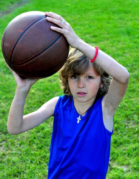 Mladý teenager s basketbal venku — Stock fotografie