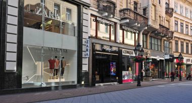 Giyim mağazası Vaci alışveriş caddesi, Budapeşte içinde görünümünü