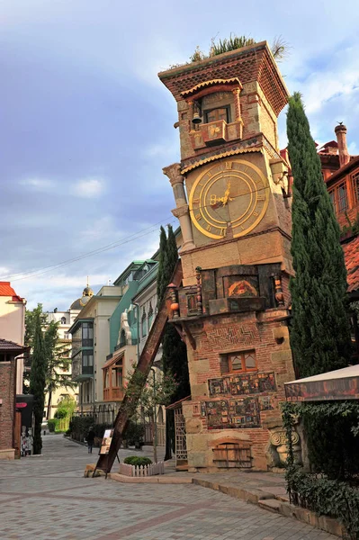 Tour avec horloge dans le centre-ville de Tbilissi — Photo