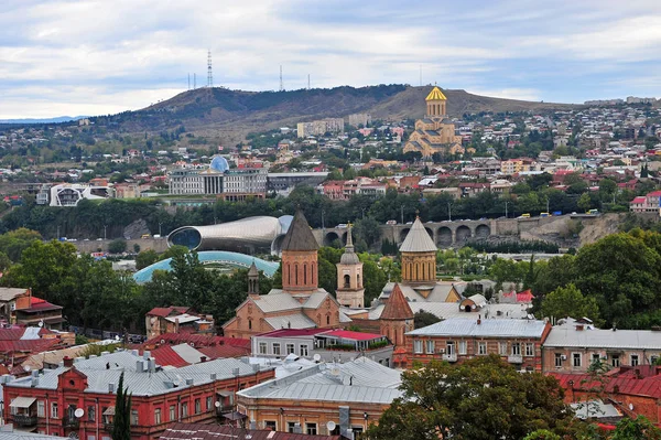 Bovenaanzicht van de hoofdstad van Georgië, Tbilisi skyline — Stockfoto