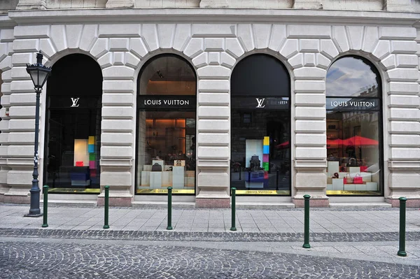 Louis Vuitton tienda insignia en la calle al por menor —  Fotos de Stock