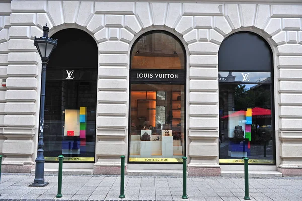Tienda insignia de Louis Vuitton, Budapest ciudad — Foto de Stock