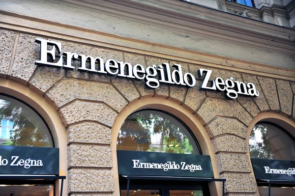 Фасад флагманского магазина Ermenegildo Zegna на улице — стоковое фото