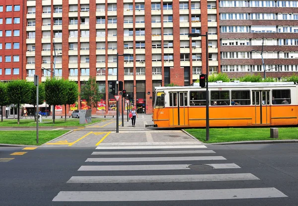 Желтый трамвай на улице в центре Будапешта — стоковое фото