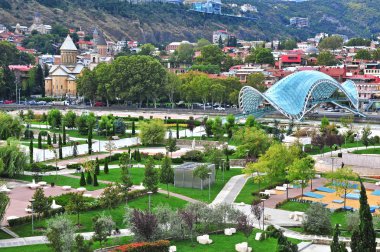 Tbilisi merkezinde Şehir Parkı görünümünü