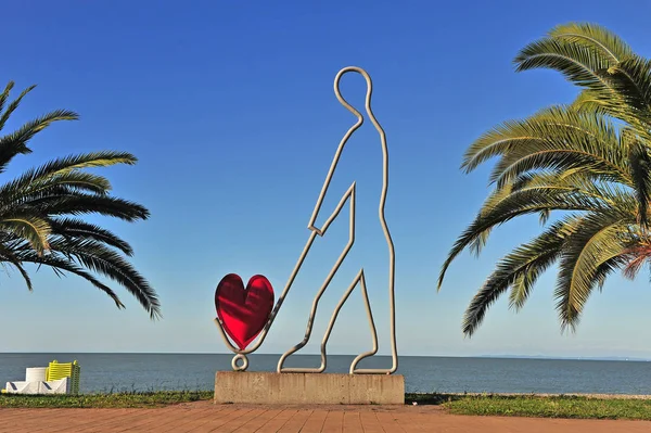 Escultura moderna con el símbolo del corazón — Foto de Stock