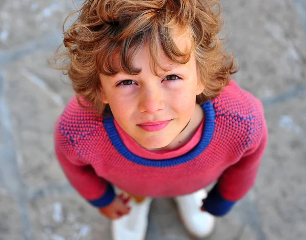 Fousatej kluk v růžové jersey při pohledu na fotoaparát — Stock fotografie