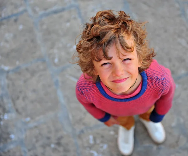 Porträtt av en knepig pojke utomhus — Stockfoto