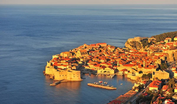 Increíble vista del casco antiguo de Dubrovnik al amanecer — Foto de Stock