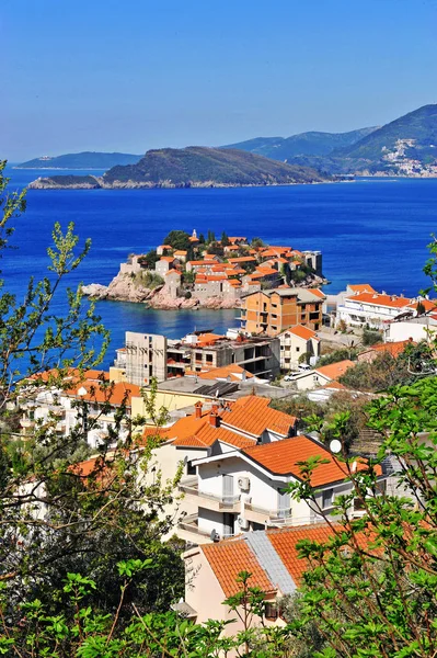 Widok z góry wyspy Sveti Stefan i miasteczek Riwiery — Zdjęcie stockowe