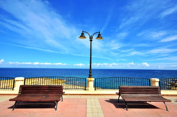 Benches at the sea — Stock Photo, Image