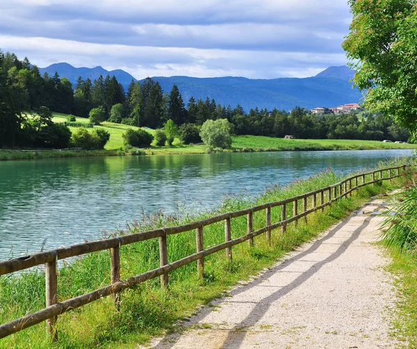 Lindo lago na Itália — Fotografia de Stock