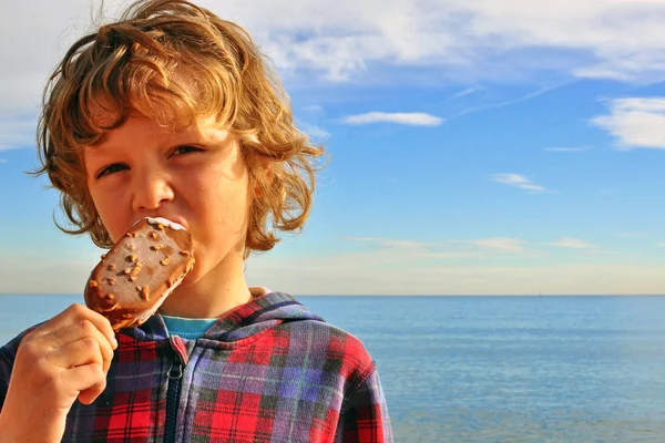 A boy with an ice-cream — Stock Photo, Image