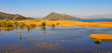 Yaz Skarad Gölü'nün panoramik görünüm