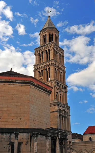 Torre de la catedral del palacio de Diocletean, ciudad de Split — Foto de Stock