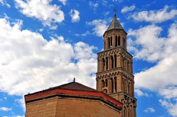 Torre do sino do palácio de Diocletean com o céu azul no fundo — Fotografia de Stock