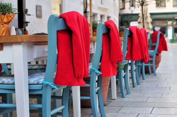 Mesas de café e cadeiras na rua — Fotografia de Stock