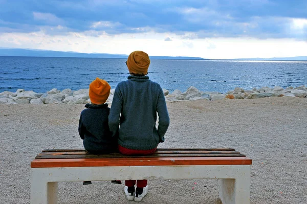 Denizde bir oğluyla baba — Stok fotoğraf