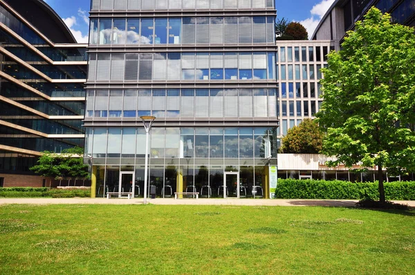 Moderno edificio de oficinas en el parque de la ciudad — Foto de Stock