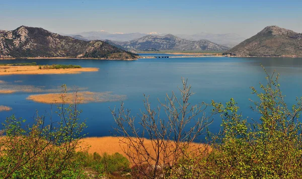 Góry i wody Jeziora Skadar — Zdjęcie stockowe