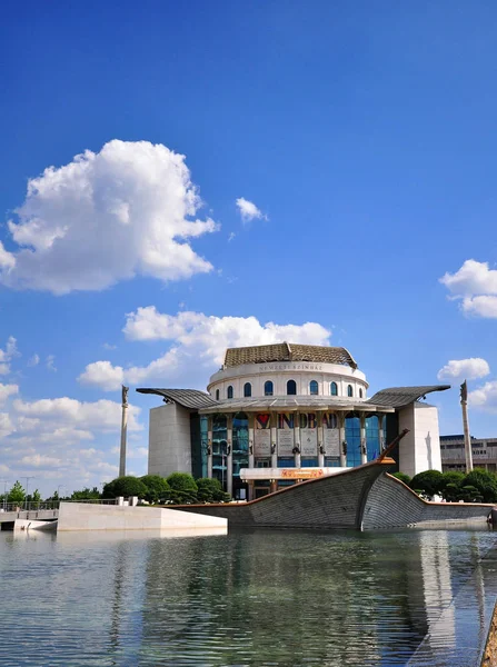 Edificio del teatro nacional y parque de la ciudad de Budapest — Foto de Stock