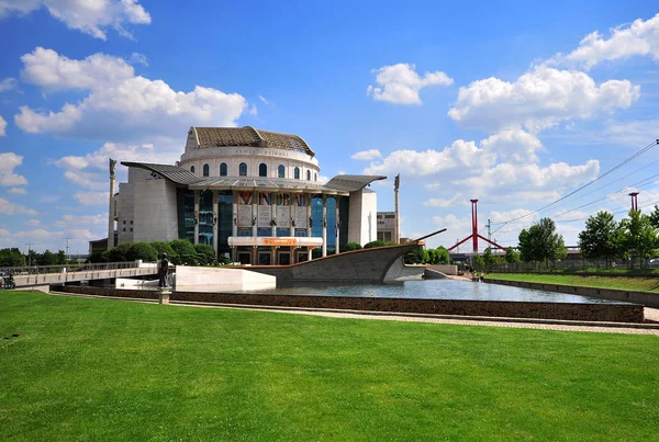 Nasjonalteaterbygningen i Budapest by – stockfoto