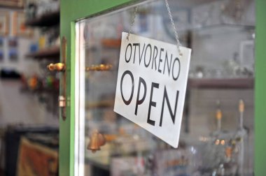 İngilizce ve Hırvat açık işareti hangin