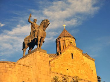 Anıt ve kilise günbatımı, Tiflis, Gürcistan