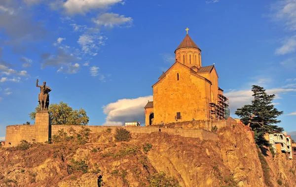 Günbatımı, Tbilisi üzerinde eski Ortodoks Kilisesi — Stok fotoğraf