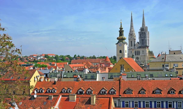 Zagreb çatılar ve Katedrali, Hırvatistan'ın başkenti — Stok fotoğraf