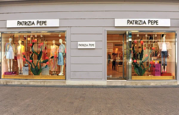 Gevel van Patrizia Pepe flagship store — Stockfoto