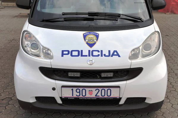 Coche de policía local en la calle de Zagreb — Foto de Stock