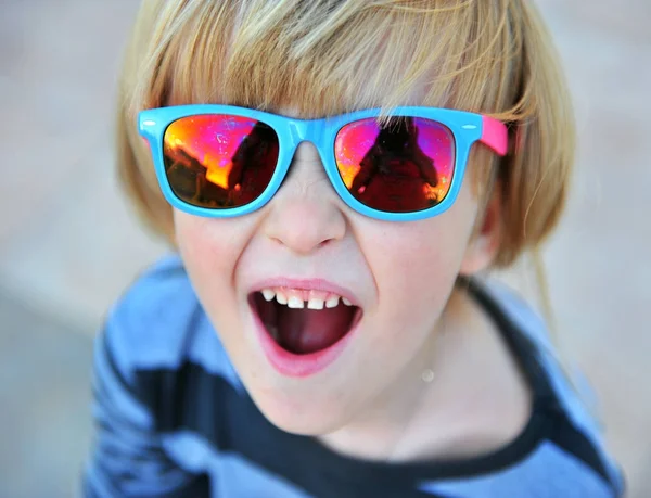 Retrato de un niño pequeño con gafas de sol — Foto de Stock