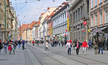 Graz, Avusturya için yaya alışveriş caddesi görünümünü