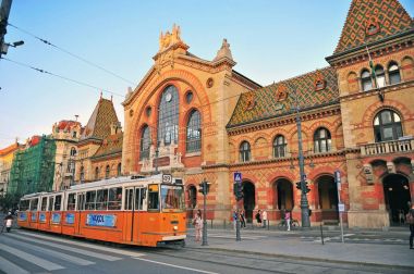 Eski tramvay Budapest street tarafından gider