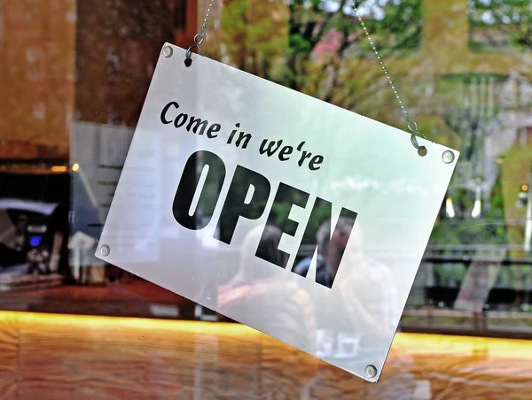 Függő nyitott bejelentkezés utcai üzlet — Stock Fotó