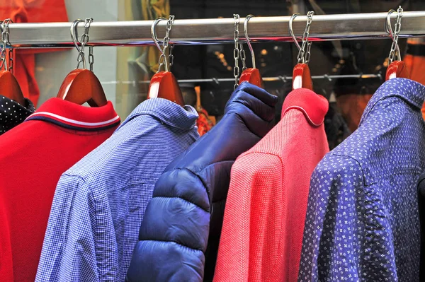 Opknoping kleren van de mannen in de straat winkel — Stockfoto