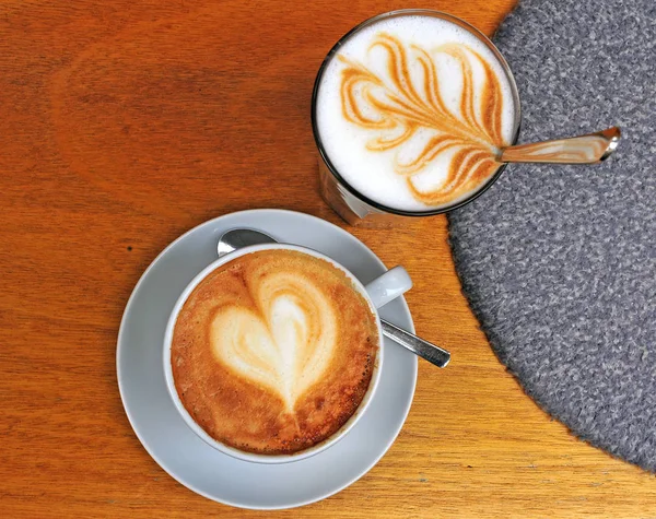 Cappuccino et latte sur la table en bois — Photo