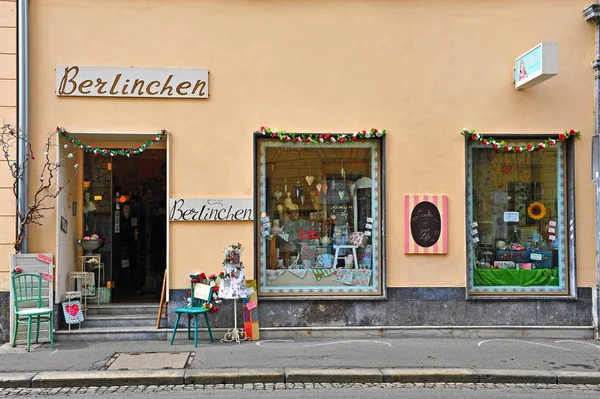 Home loja de mercadorias vitrine na rua — Fotografia de Stock