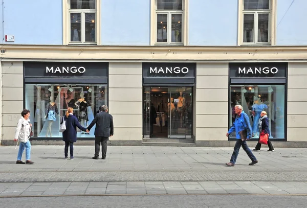 Niezdefiniowany osób przy ulicy handlowej w mieście Graz — Zdjęcie stockowe