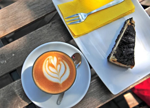 Coupe cappuccino avec gâteau au fromage sur la table en bois — Photo