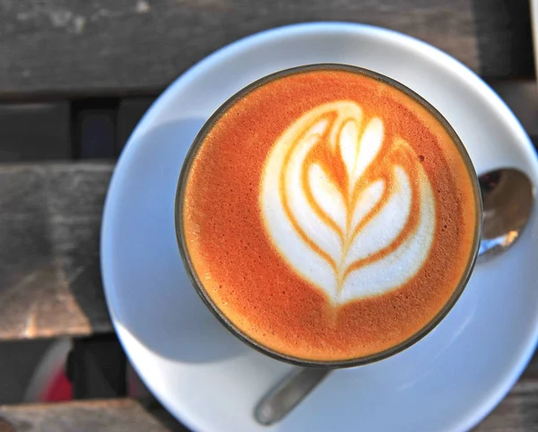 Verre de plat blanc, boisson chaude avec expresso — Photo