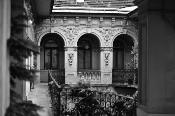 Photo monochrome de la maison de la cour, Europe — Photo