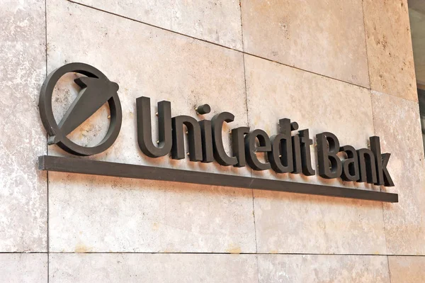 Logotipo del banco Unicredit en la pared — Foto de Stock