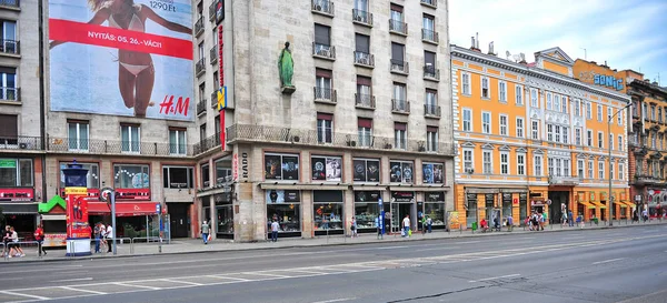 Lidem jde o avenue v centru Budapešti — Stock fotografie